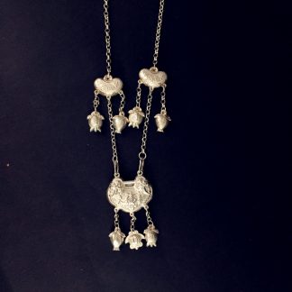 Handmade Qiang Silver Necklace with fish and flower charms - de $116.34 en  Inkston